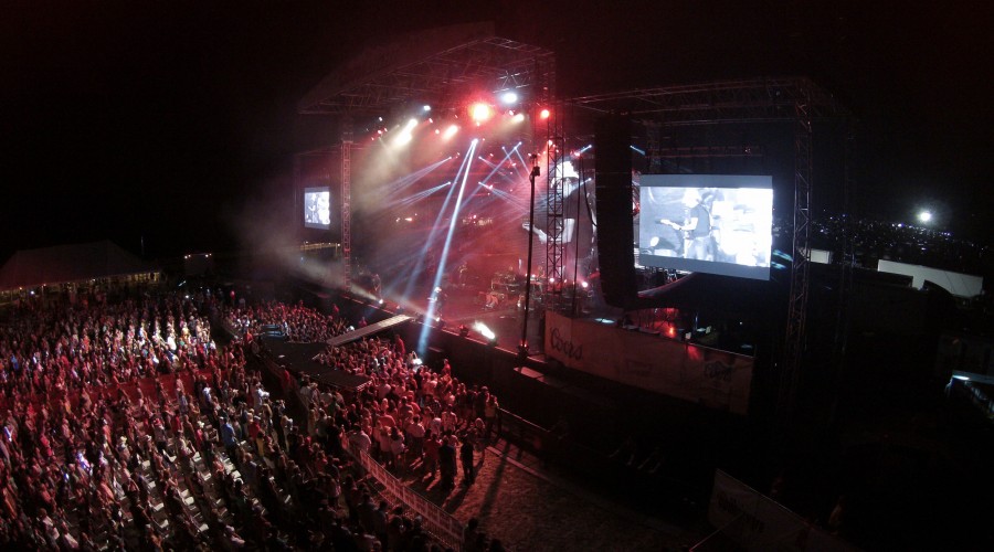 country_life_music_festival_2014_peoria_il_smoke